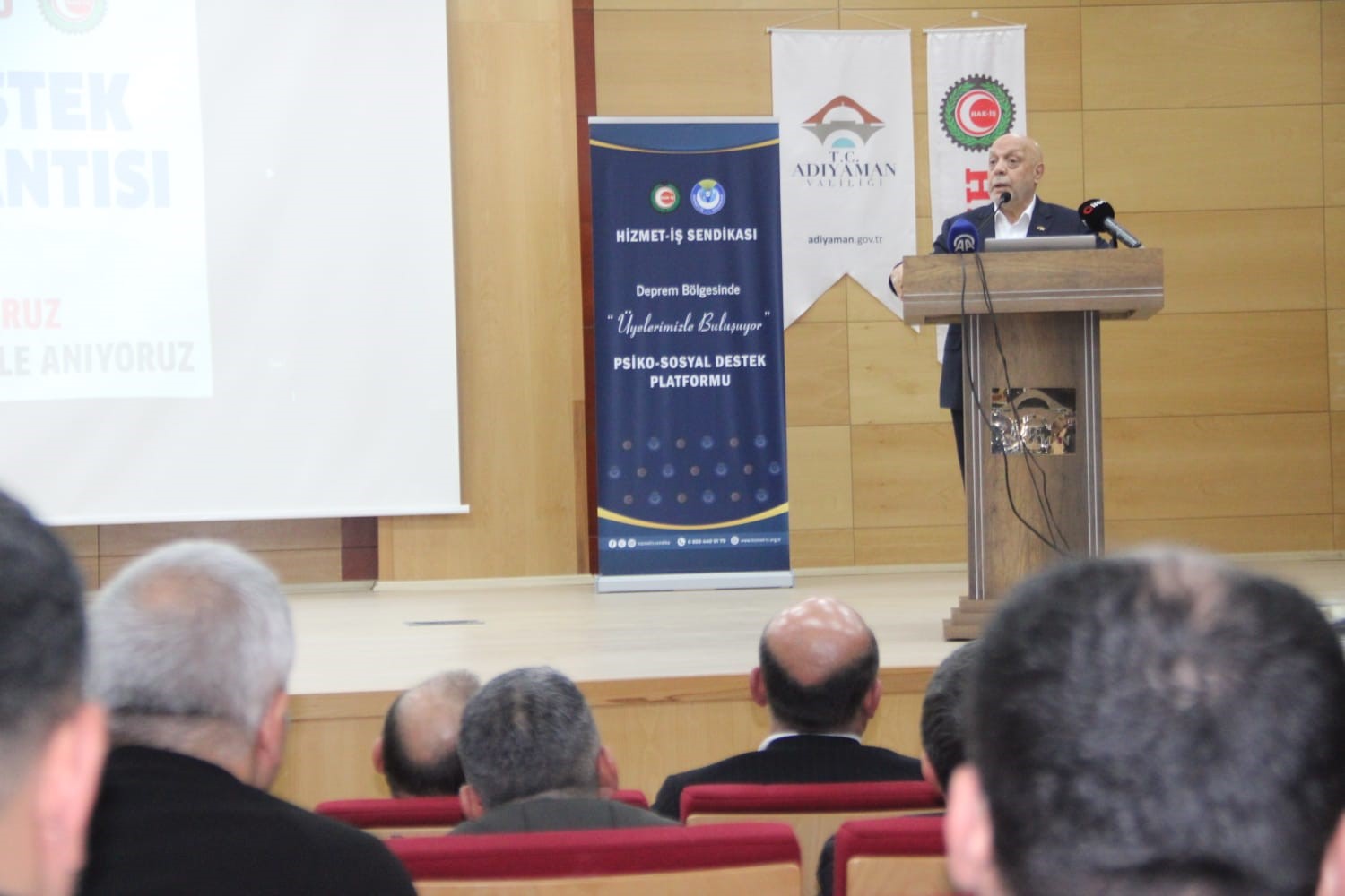 HAK-İŞ depremzede &uuml;yeleriyle buluştu
