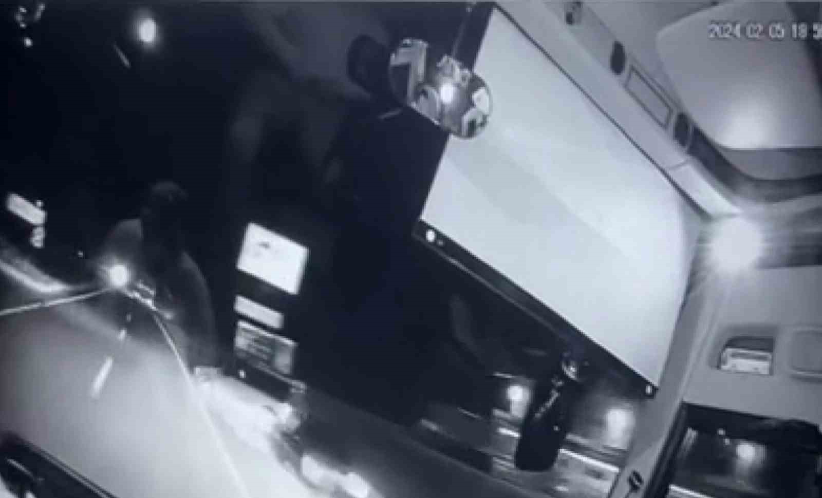 Gümüşhane’de hafif ticari araçla yolcu otobüsünün çarpıştığı kaza kamerada