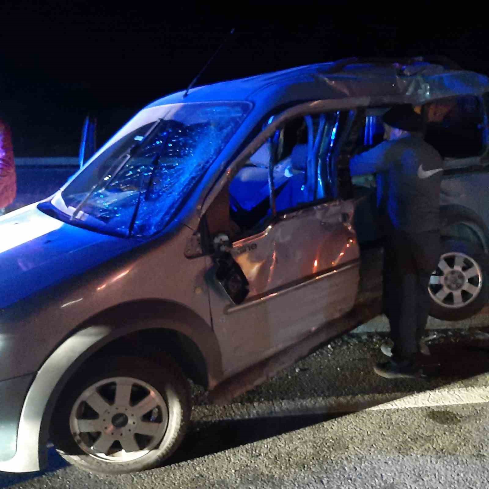 G&uuml;m&uuml;şhane&rsquo;de hafif ticari ara&ccedil;la yolcu otob&uuml;s&uuml;n&uuml;n &ccedil;arpıştığı kaza kamerada
