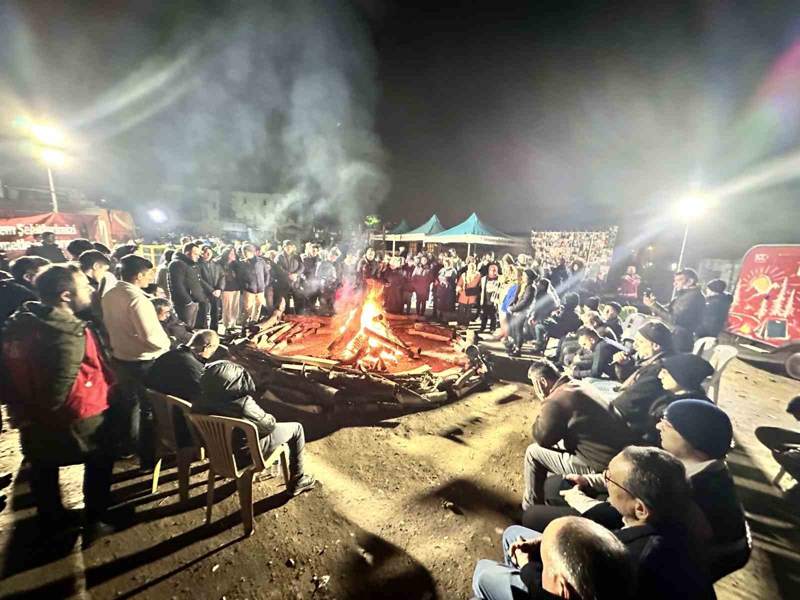 Depremzedeler yıkılan Ebrar Sitesi&rsquo;nin bulunduğu alanda &ouml;len yakınlarını andı 