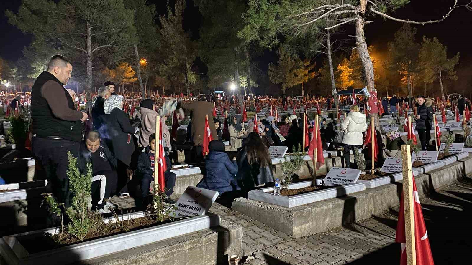 Depremzedeler 04.17&rsquo;de yakınlarını andı
