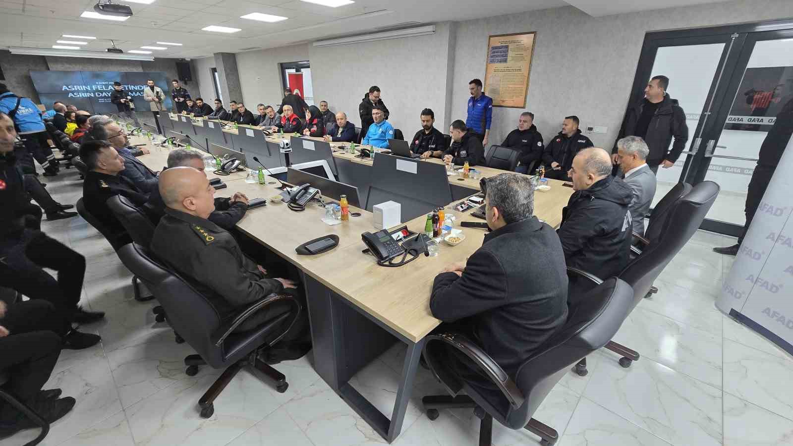 Tokat’ta saat 04.17’de depremzedeler anıldı