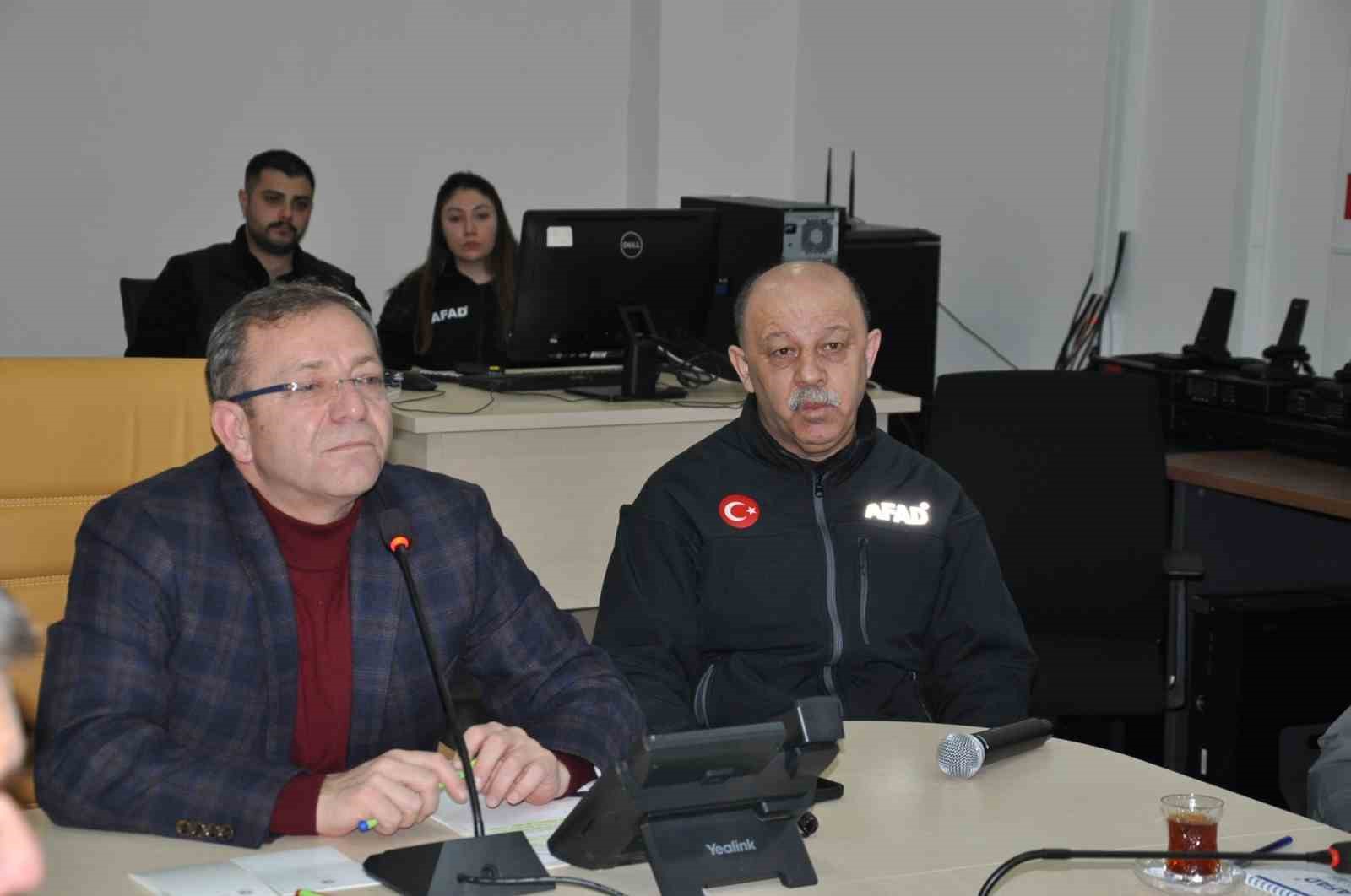 Kars&rsquo;ta 1&rsquo;inci yıl d&ouml;n&uuml;m&uuml;nde deprem şehitleri anıldı
