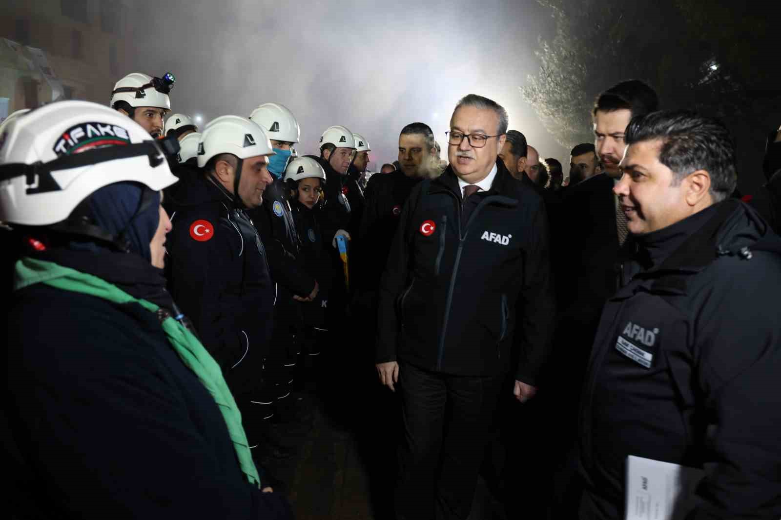 Diyarbakır Valisi, depremde arama-kurtarma çalışmalarına katılan ekiplerle bir araya geldi