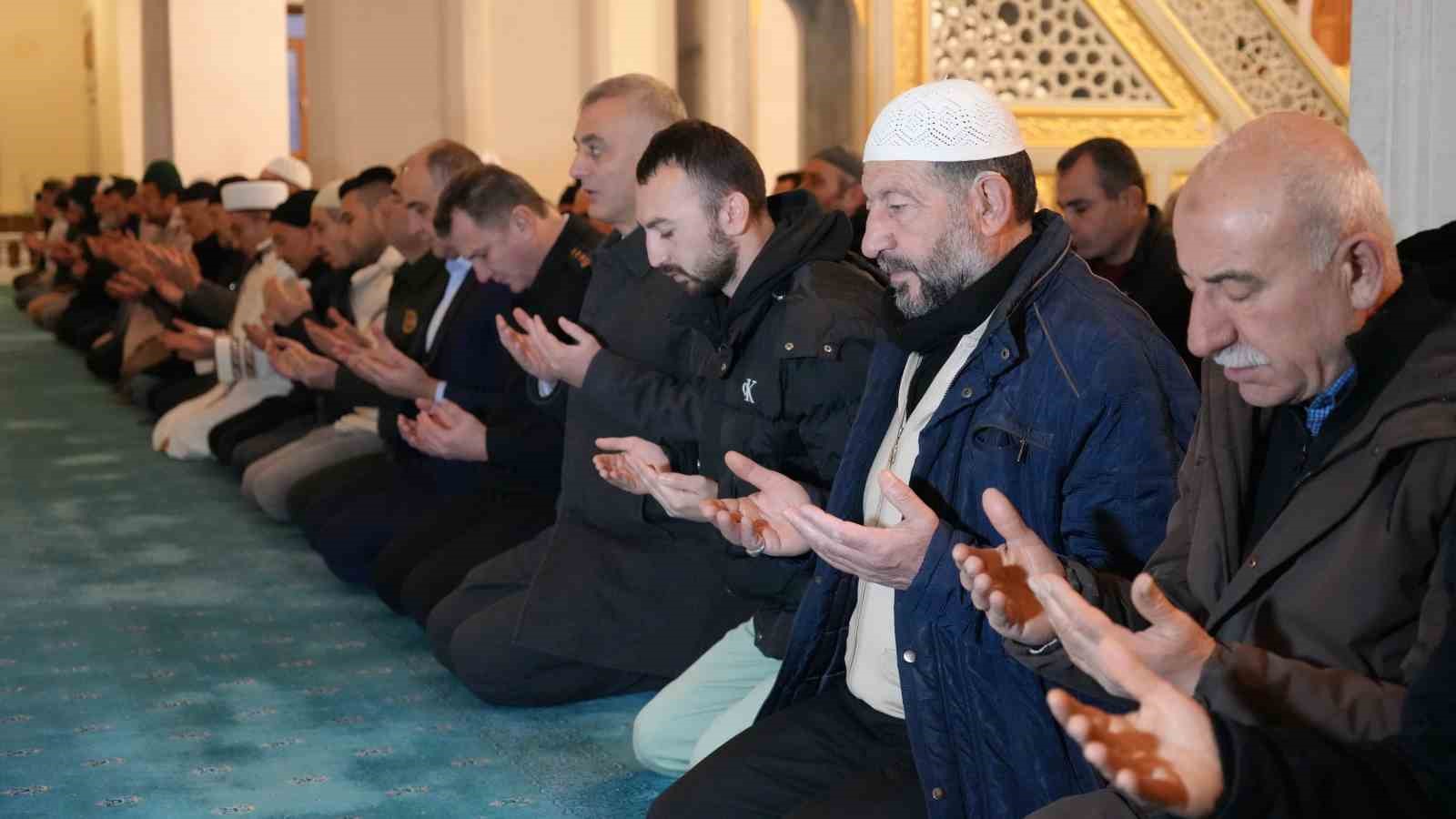 Depremde hayatını kaybedenler için sabah namazında dua edildi