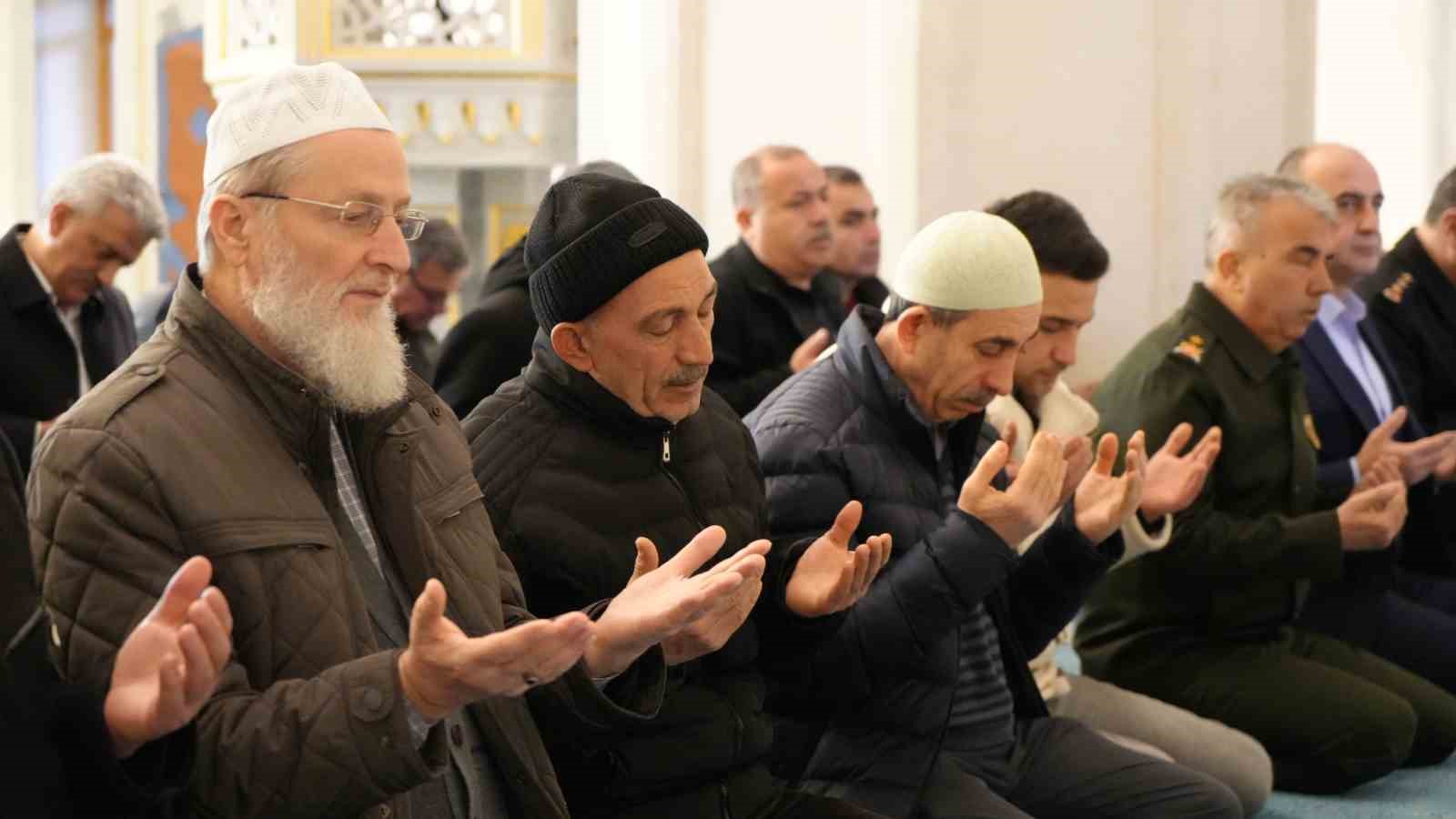 Depremde hayatını kaybedenler i&ccedil;in sabah namazında dua edildi
