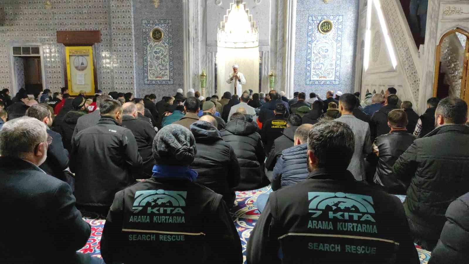 Depremde hayatını kaybedenler dualarla anıldı
