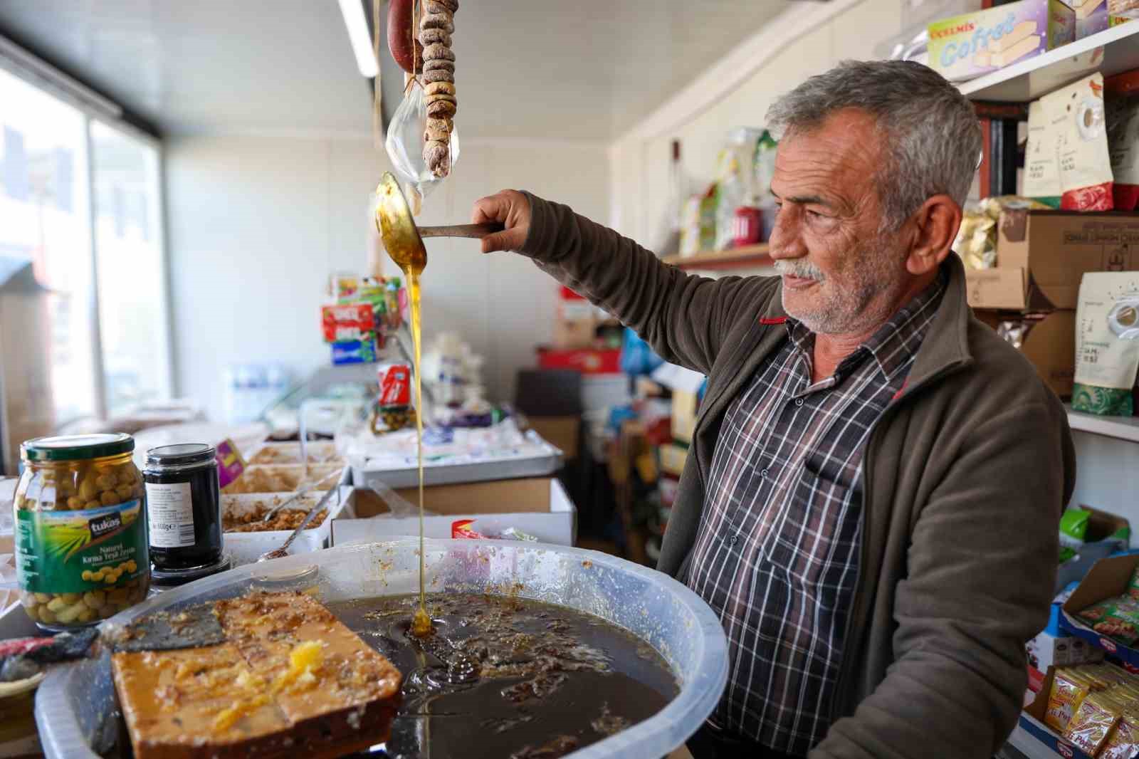 Osmaniye’deki konteynır kentteki esnaflar devletin verdiği imkanlarla hem barınma hem de ticaretlerini sürdürüyor
