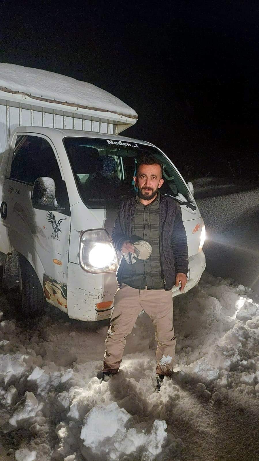 Siirt’te karda mahsur kalan kamyonet kurtarıldı