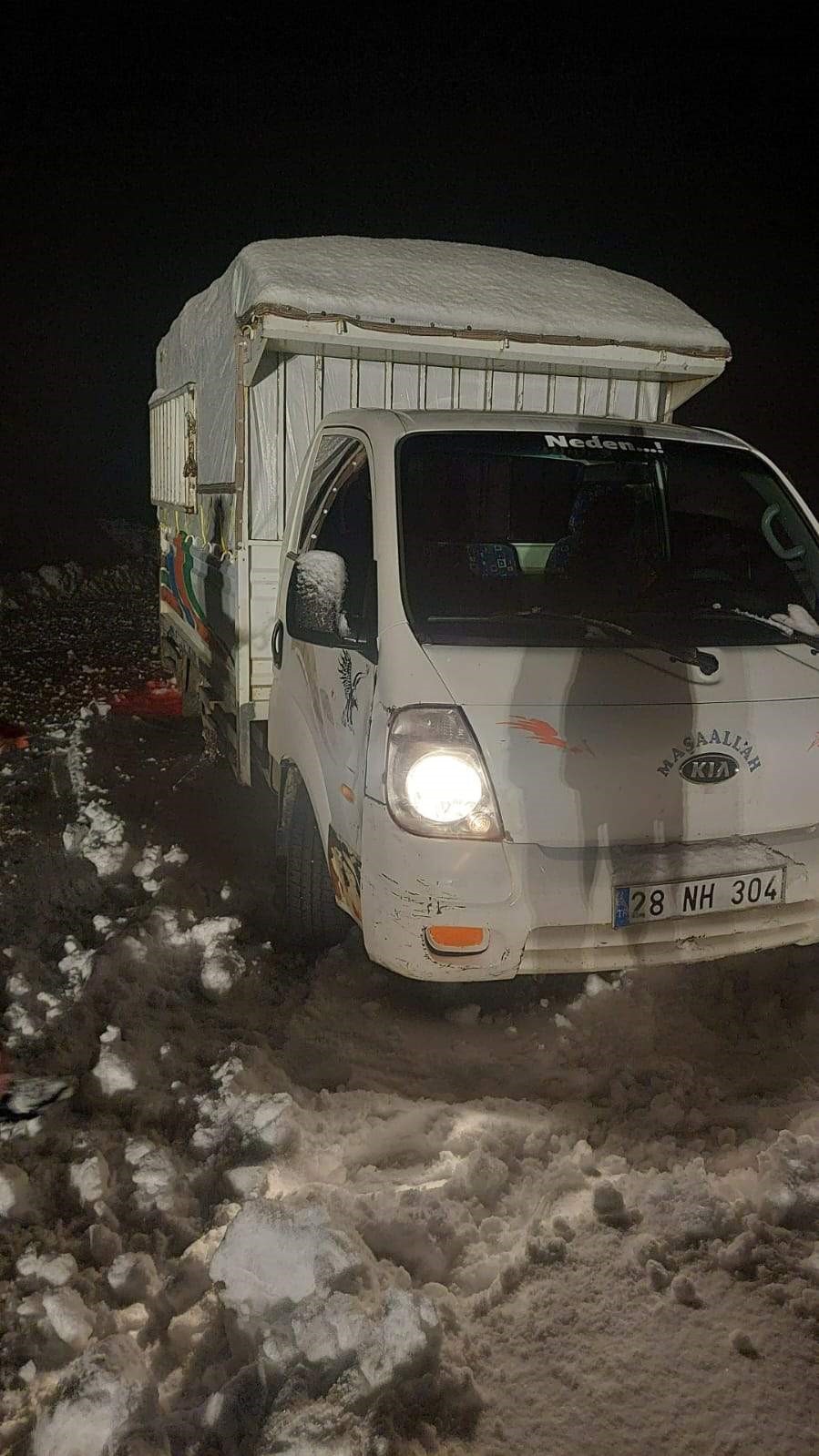 Siirt’te karda mahsur kalan kamyonet kurtarıldı
