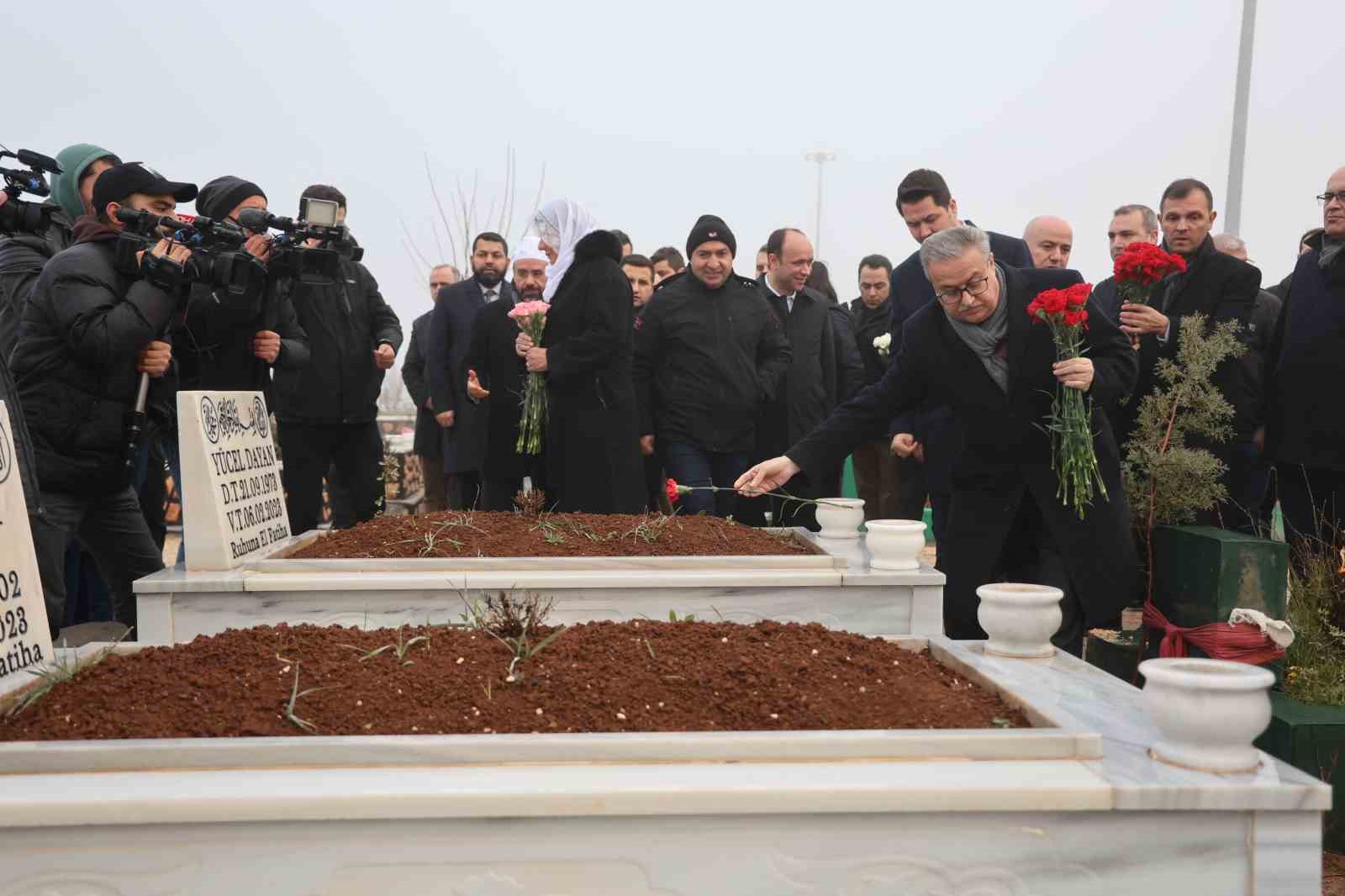 Diyarbakır’da depremde hayatını kaybedenlerin mezarlarına karanfil bırakıldı
