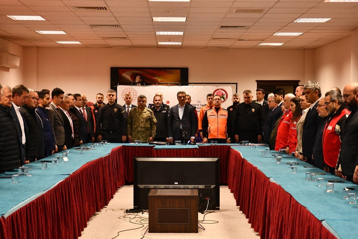 6 Şubat depreminde hayatını kaybedenler Isparta’da 04.17’de anıldı