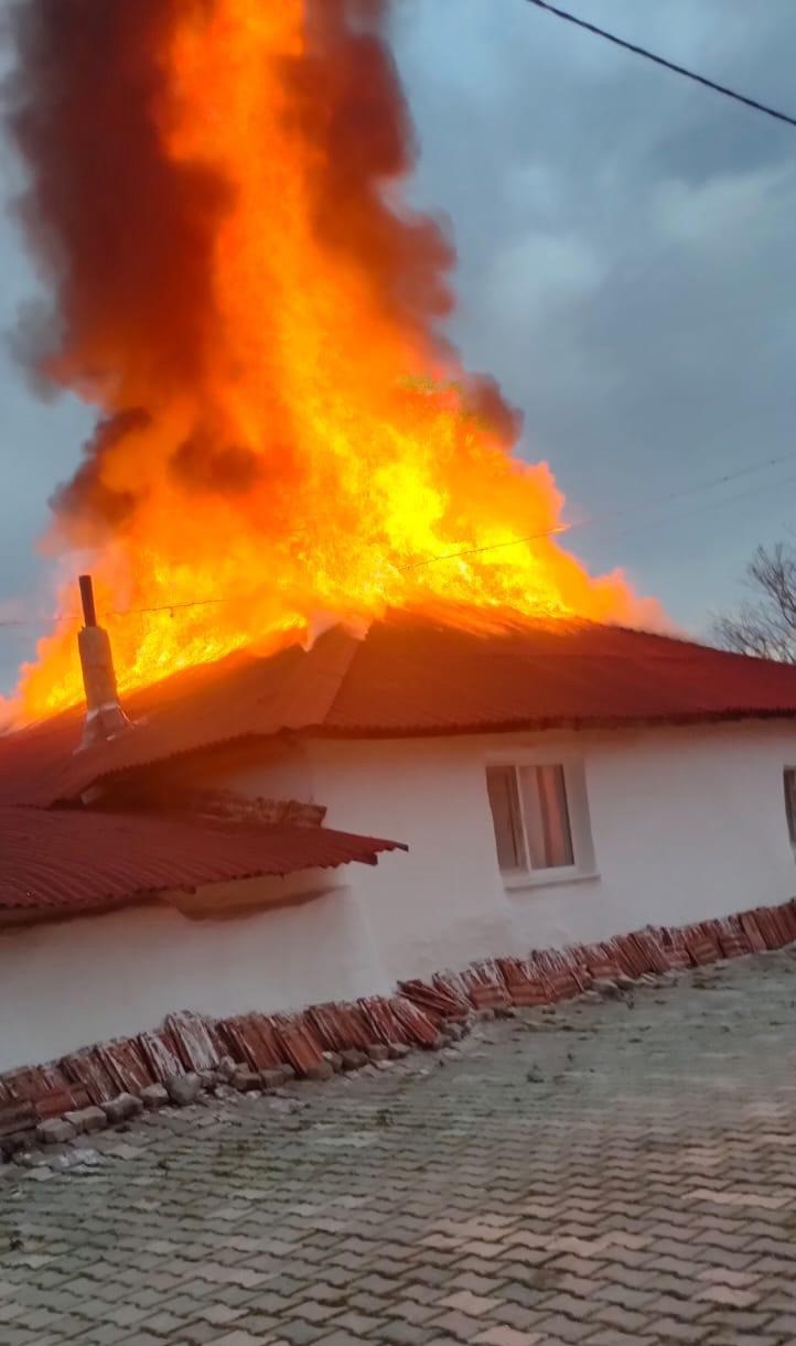 Amasya’da ahşap ev alevlere teslim oldu