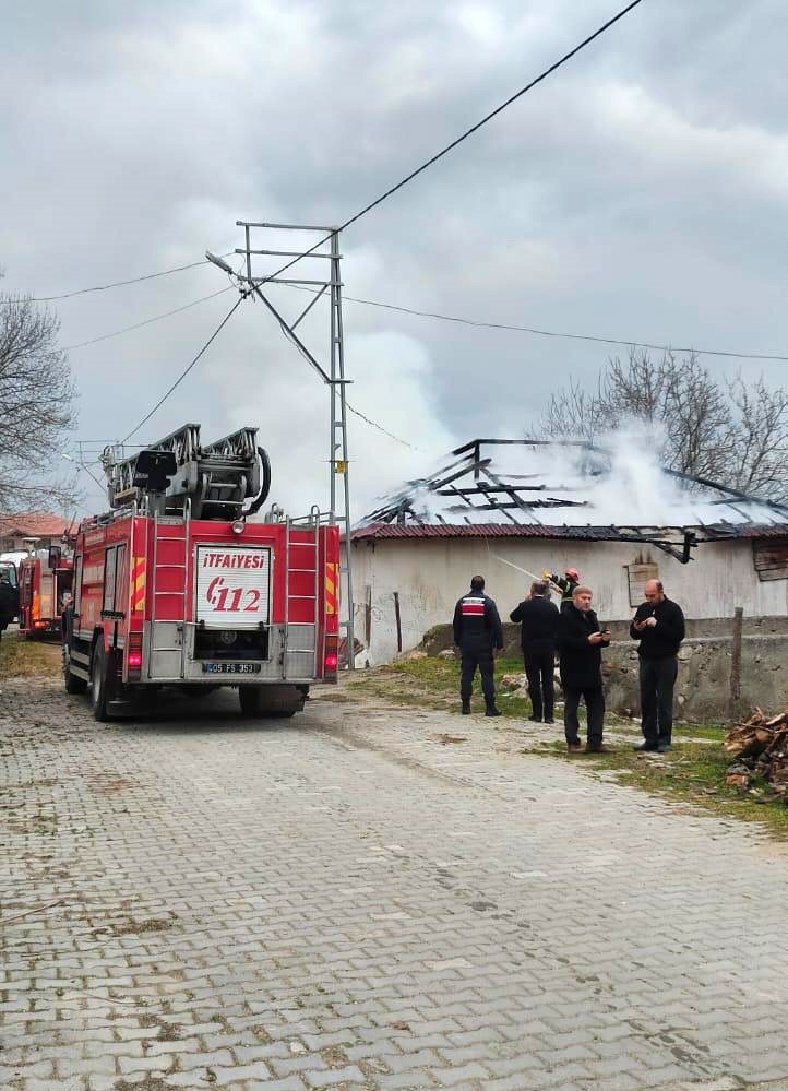 Amasya’da ahşap ev alevlere teslim oldu
