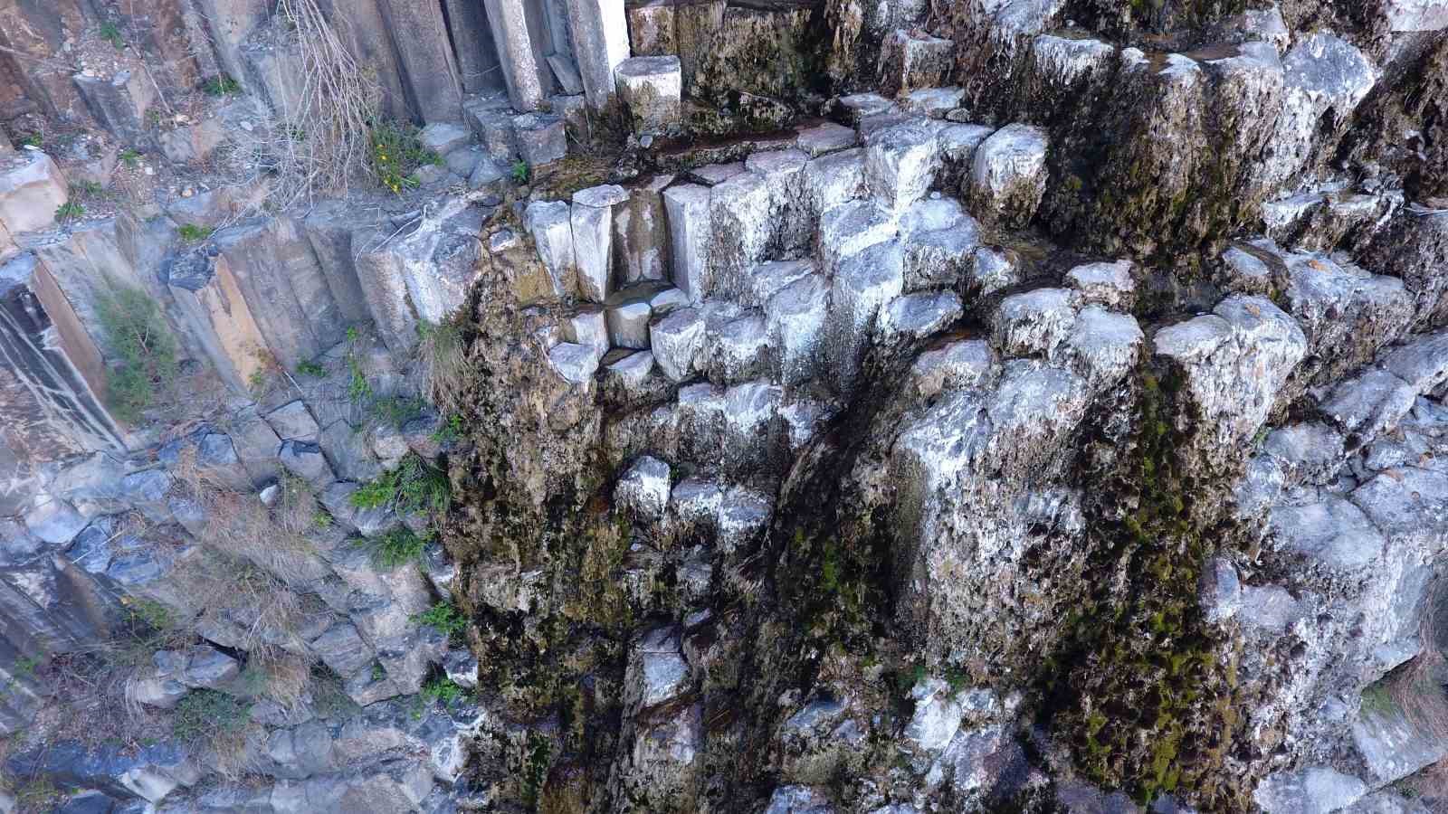 Dünyada nadir jeolojik oluşumlardan biri: Boyabat Bazalt Kayalıkları