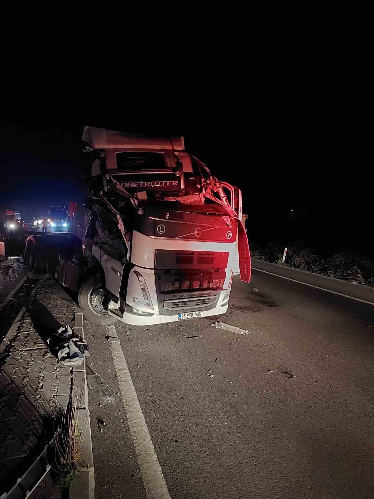 Tırlar &ccedil;arpıştı, karayolu savaş alanına d&ouml;nd&uuml;
