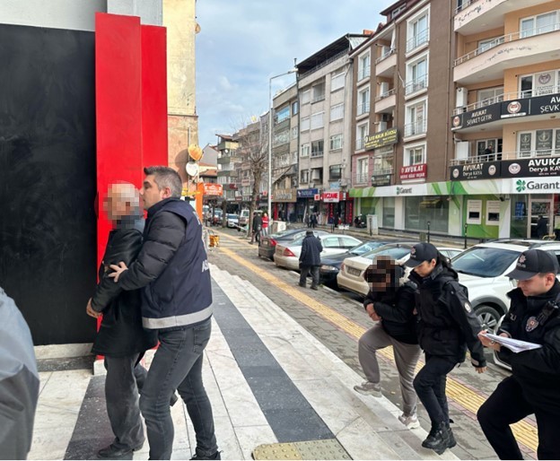 Kendilerini polis ve savcı olarak tanıtıp binlerce lira dolandırdılar
