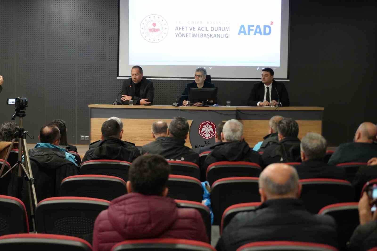Niğde&rsquo;de depremde hayatını kaybedenler anıldı

