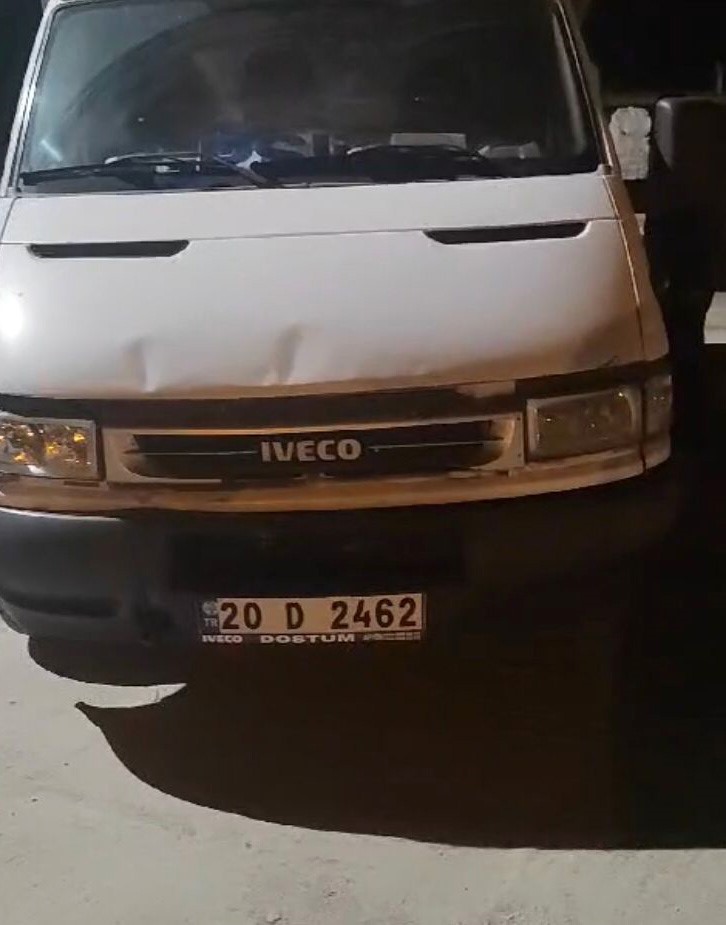 Ezine&rsquo;de kamyonet kasasında 42 ka&ccedil;ak g&ouml;&ccedil;men yakalandı
