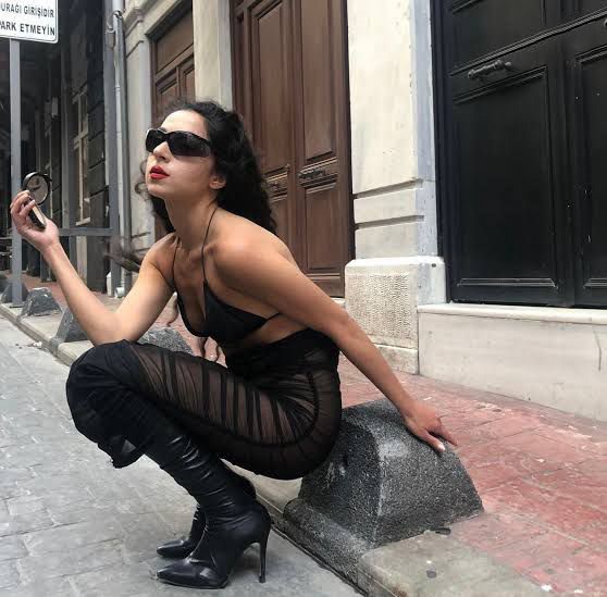 Kadıköy’de yarı çıplak protesto yapan sosyal medya fenomeni hakkında 1 yıla kadar hapis istemi