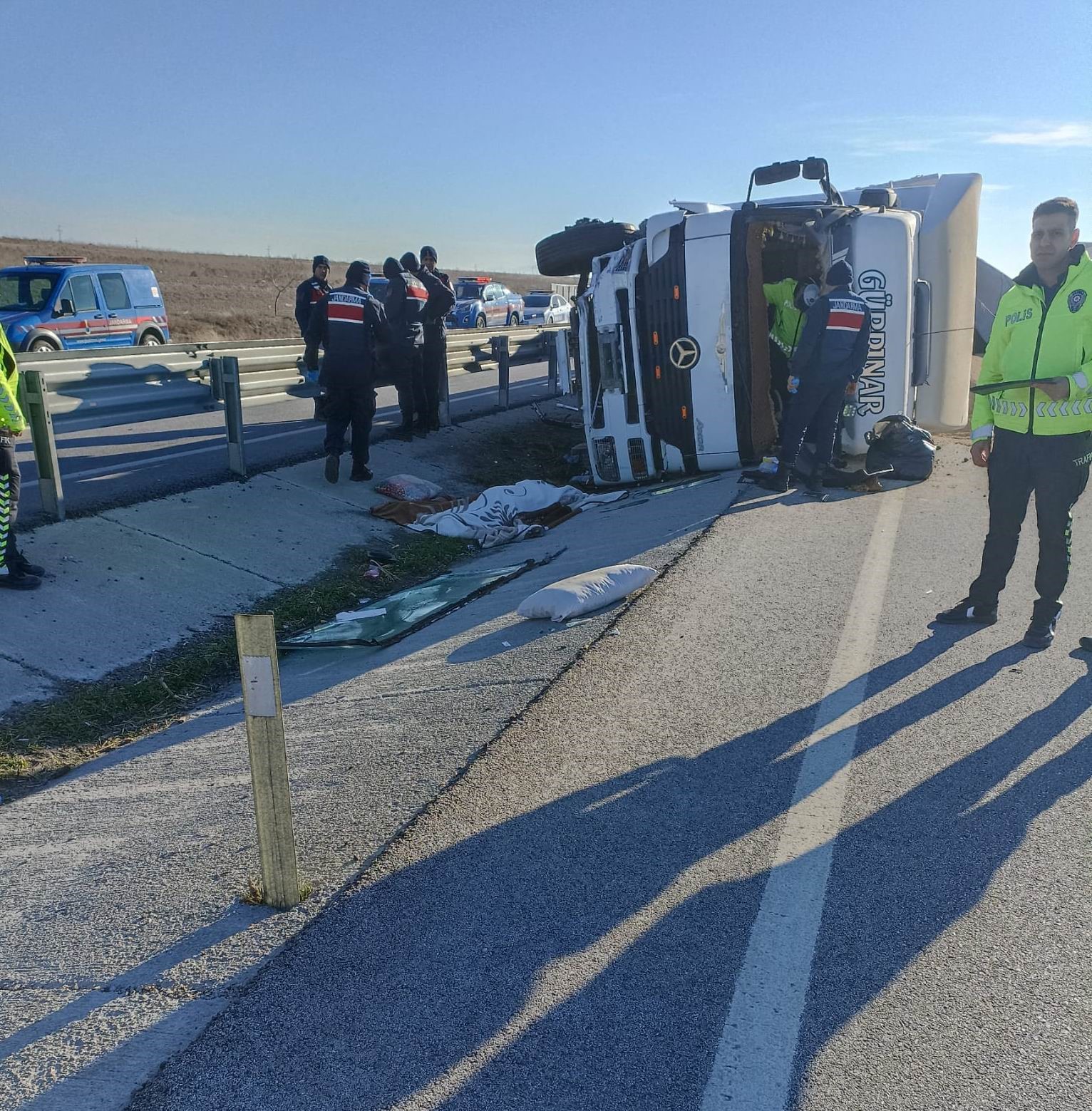 Konya&rsquo;da buğday y&uuml;kl&uuml; tır devrildi: 1 &ouml;l&uuml;, 1 yaralı
