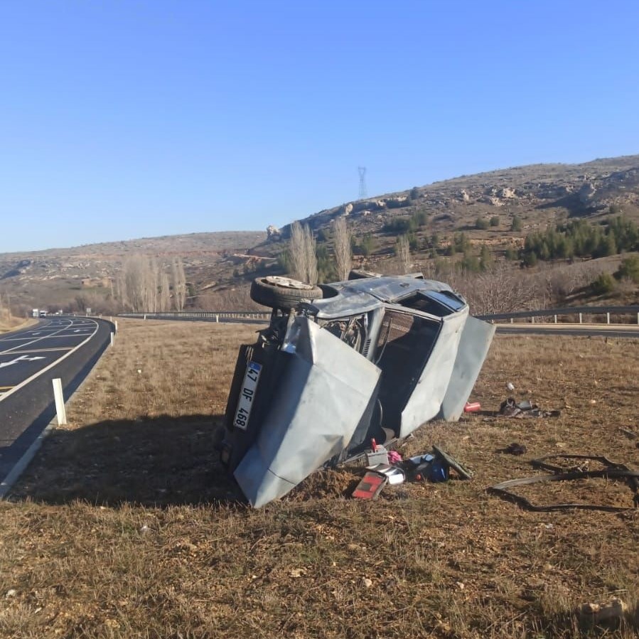 Mardin’de şarampole yuvarlanan otomobilde 1 kişi yaralandı