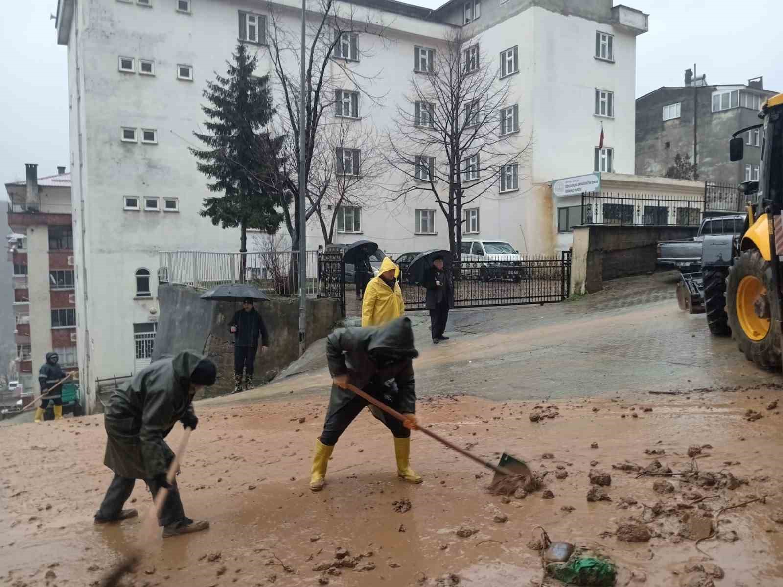 Artvin’de şiddetli yağışlar Borçka ve Murgul ilçelerinde su taşkınlarına ve heyelanlara neden oldu