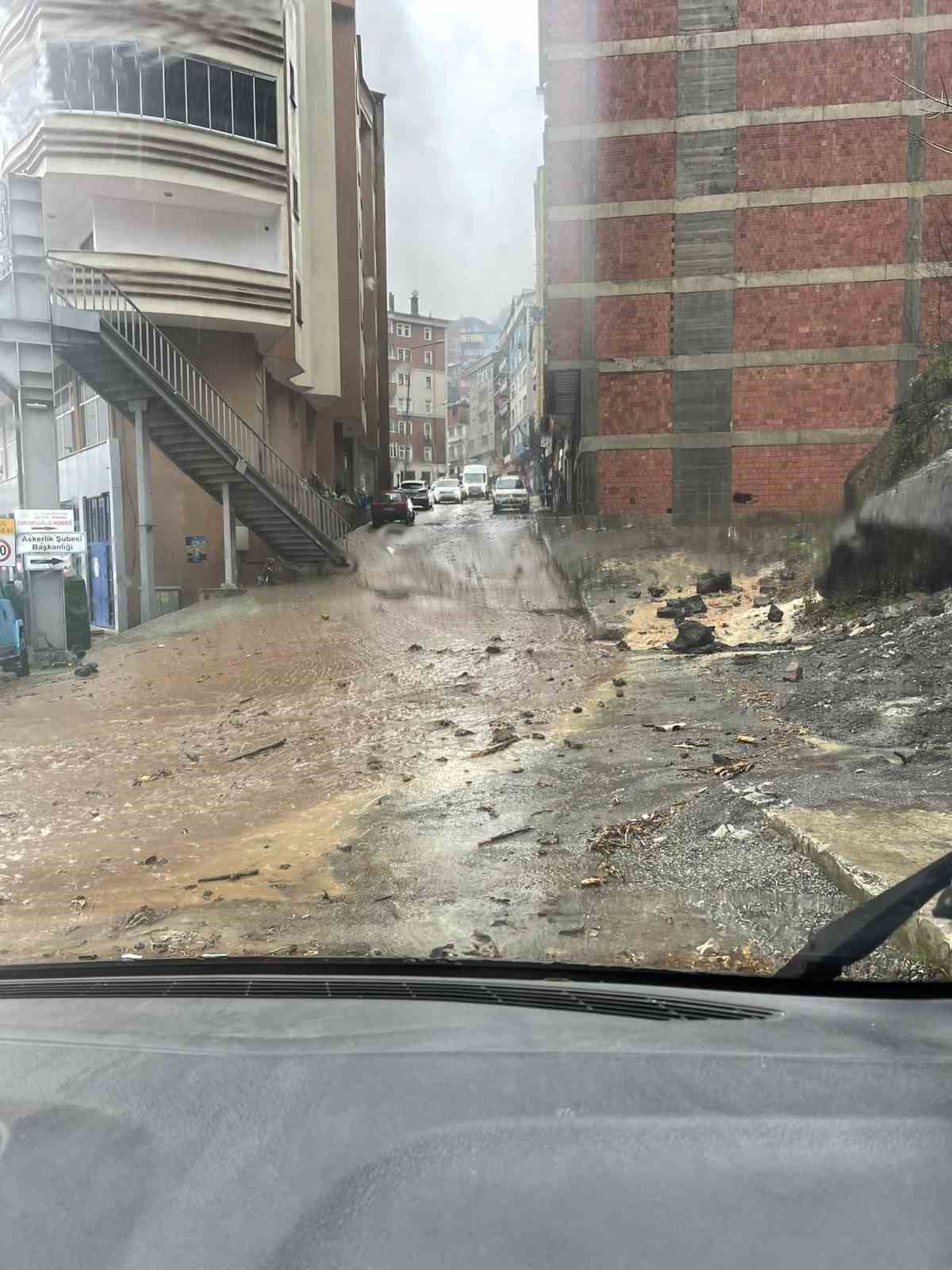 Artvin’de şiddetli yağışlar Borçka ve Murgul ilçelerinde su taşkınlarına ve heyelanlara neden oldu
