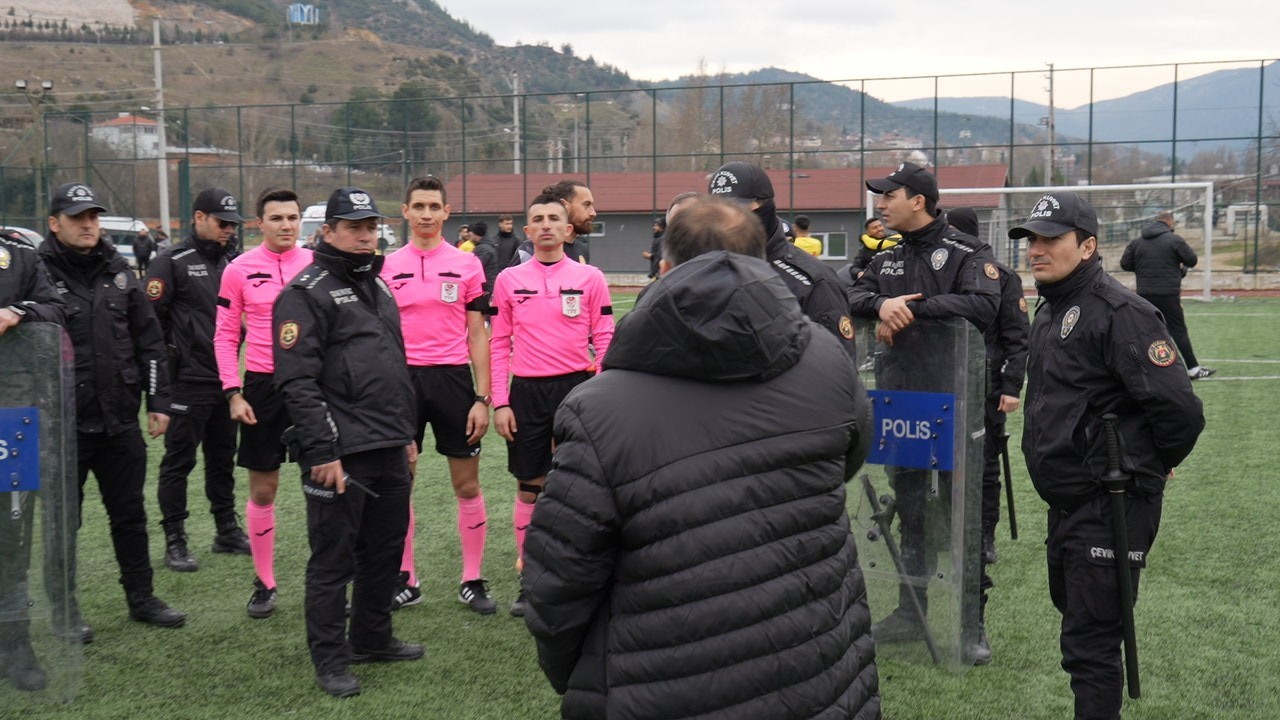 2015 yılında takım arkadaşı olan hakem Ceyhun Elmas ve futbolcu Fatih Özçelik’e tepki