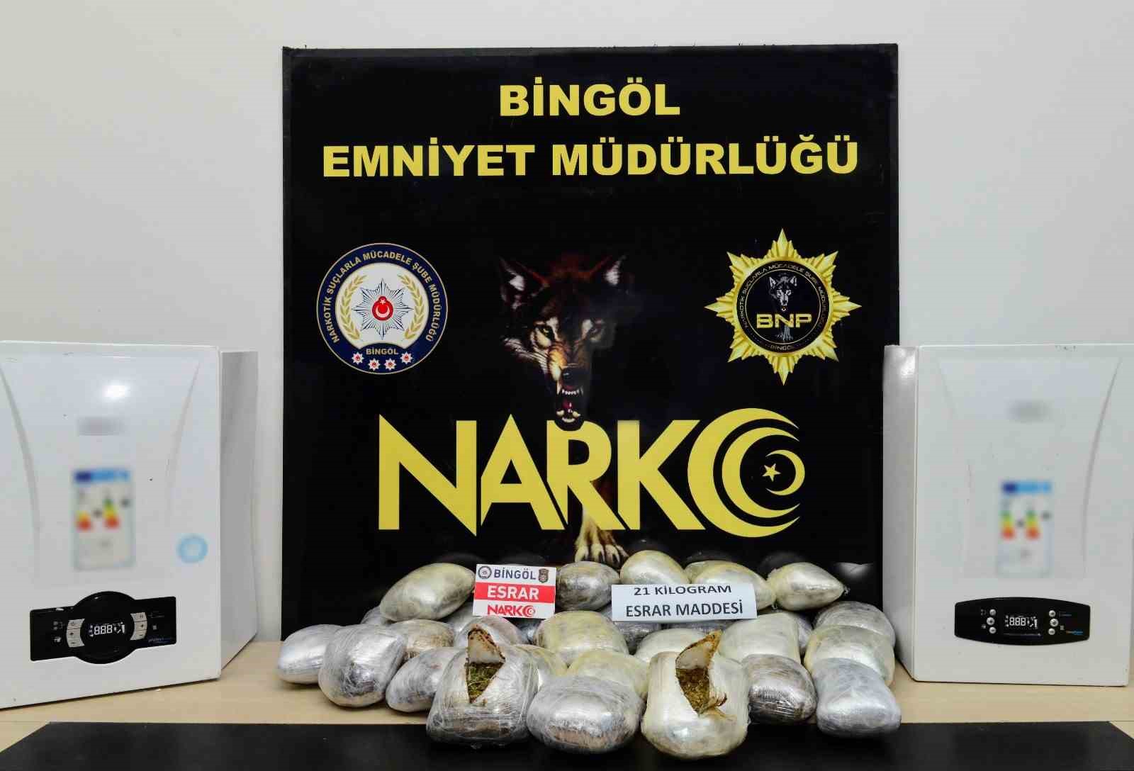 Kombi kasalarına zulalanmış 21 kilo uyuşturucu ele ge&ccedil;irildi
