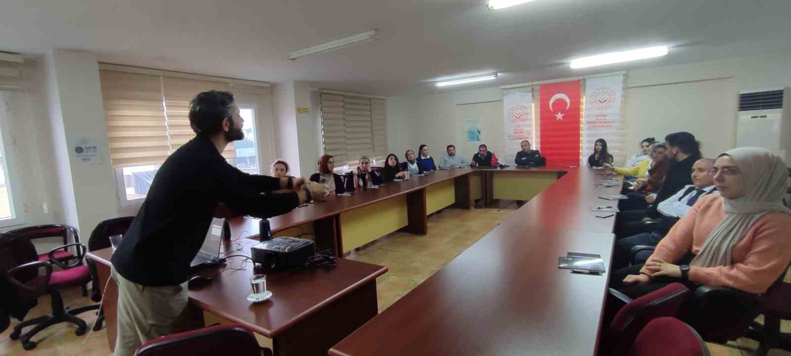 Mersin’de vatandaşlar terör faaliyetleri konusunda bilgilendiriliyor
