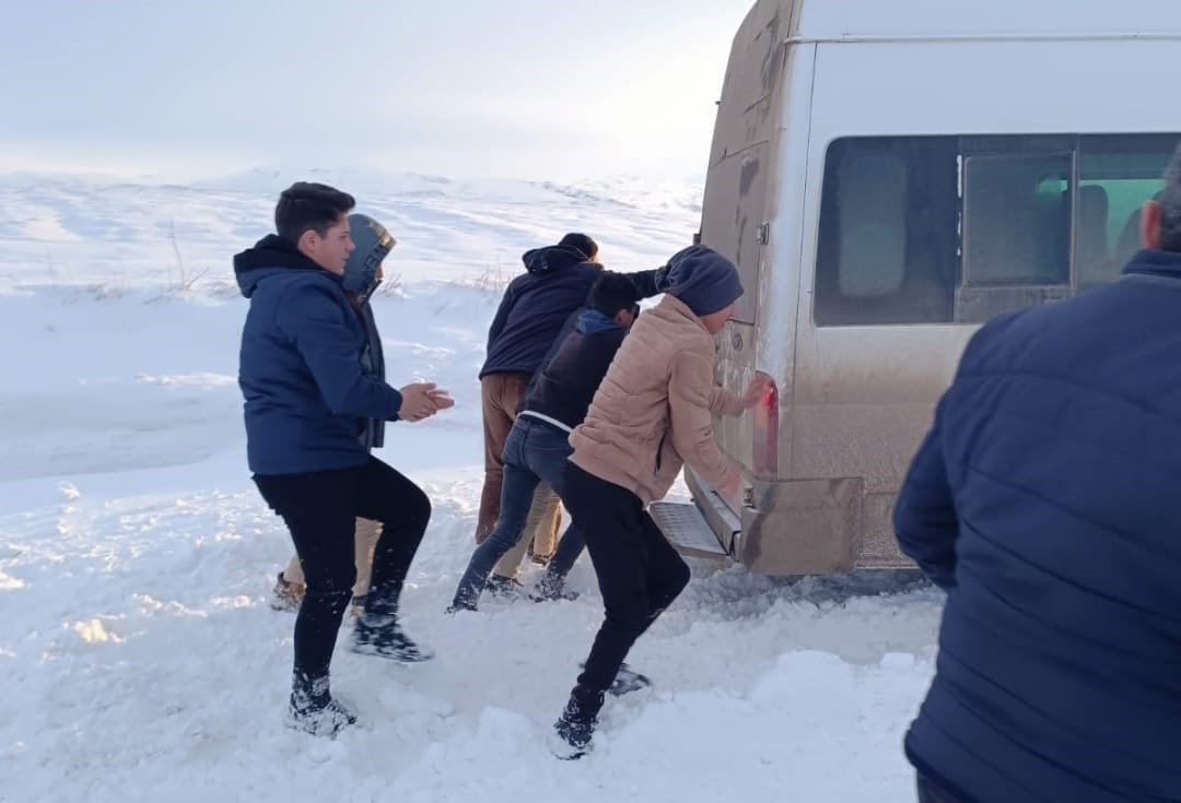 Malazgirt’te tipiden dolayı araçlar yolda kaldı