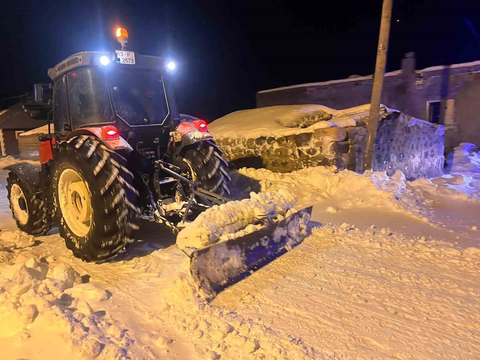 Belediye gelmeyince kendi imkanlarıyla yolu a&ccedil;ıp hastalarını hastaneye ulaştırdılar
