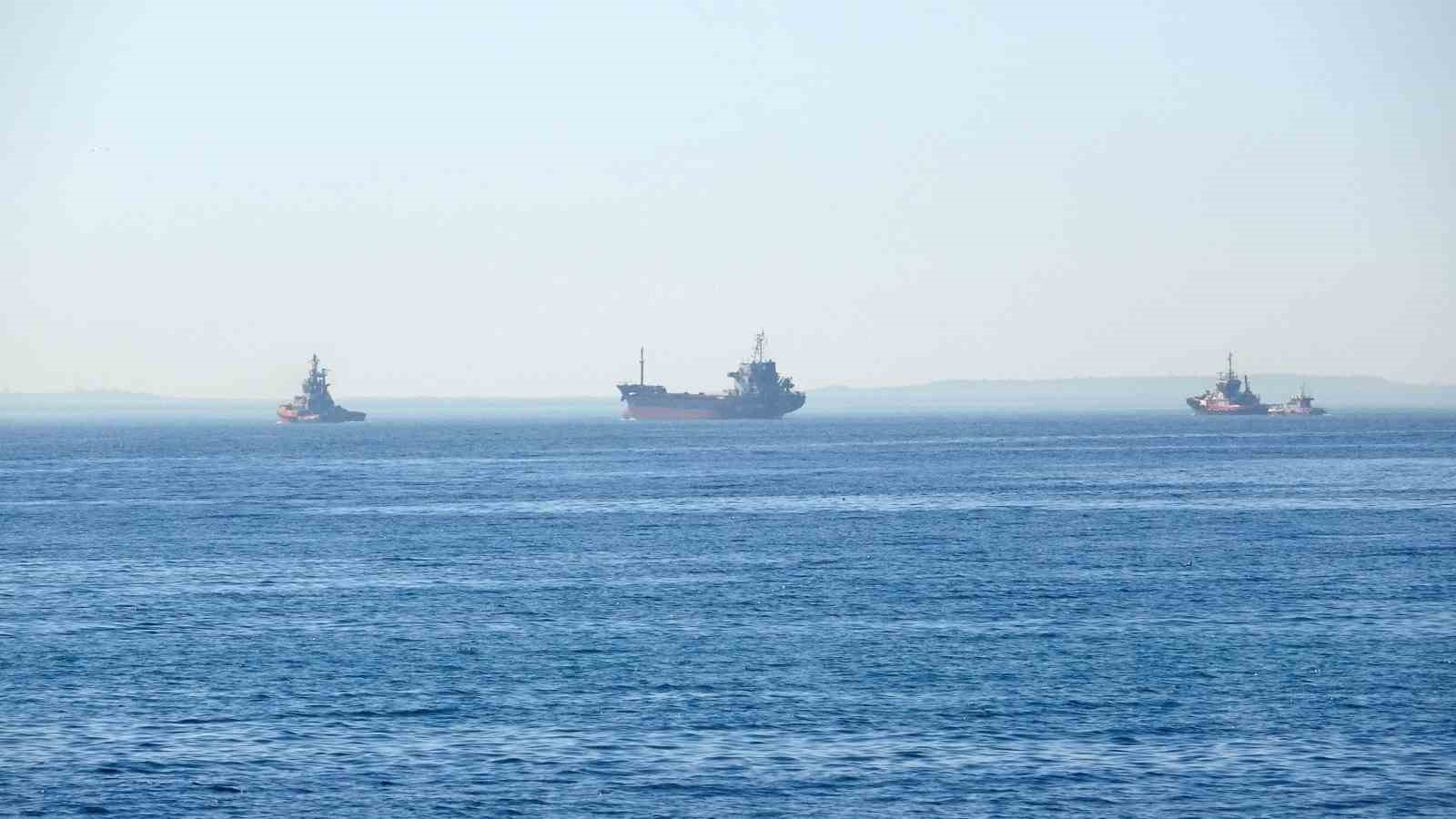 &Ccedil;anakkale &ouml;nlerinde boş y&uuml;k gemisi d&uuml;men arızası yaptı
