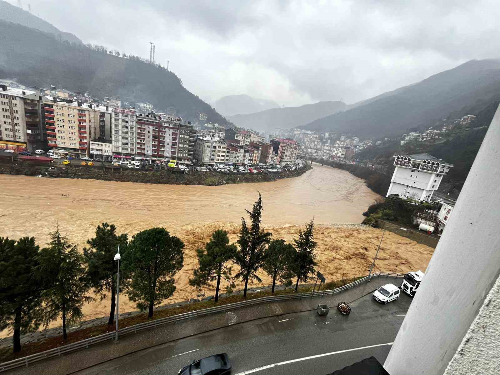 Artvin’in Borçka ilçesinde heyelan nedeniyle 2 bina tahliye edildi