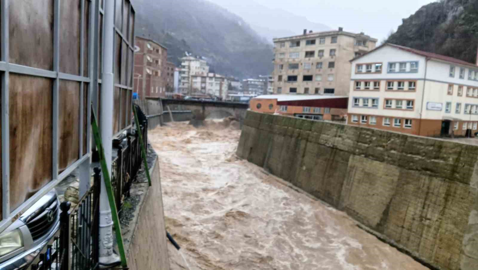 Artvin’in Borçka ilçesinde heyelan nedeniyle 2 bina tahliye edildi
