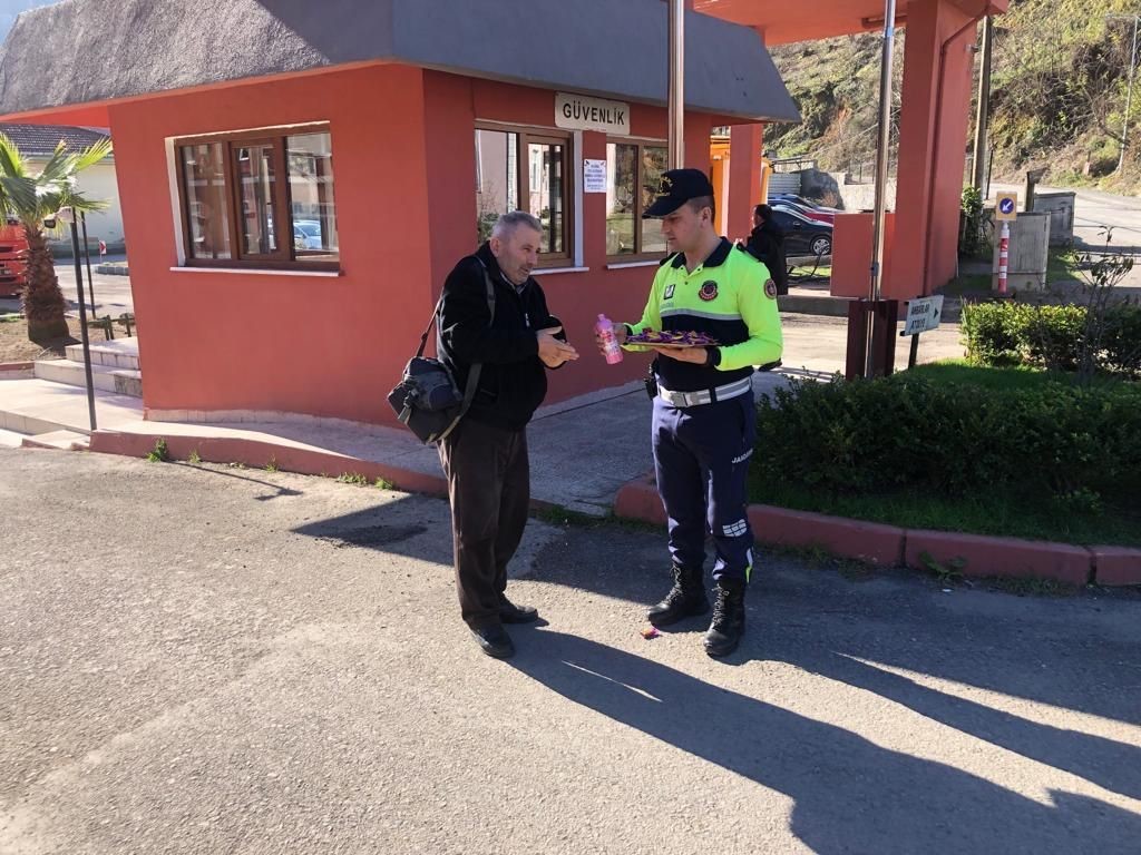 Jandarmadan s&uuml;r&uuml;c&uuml;lere g&uuml;l suyu ve şeker ikramı
