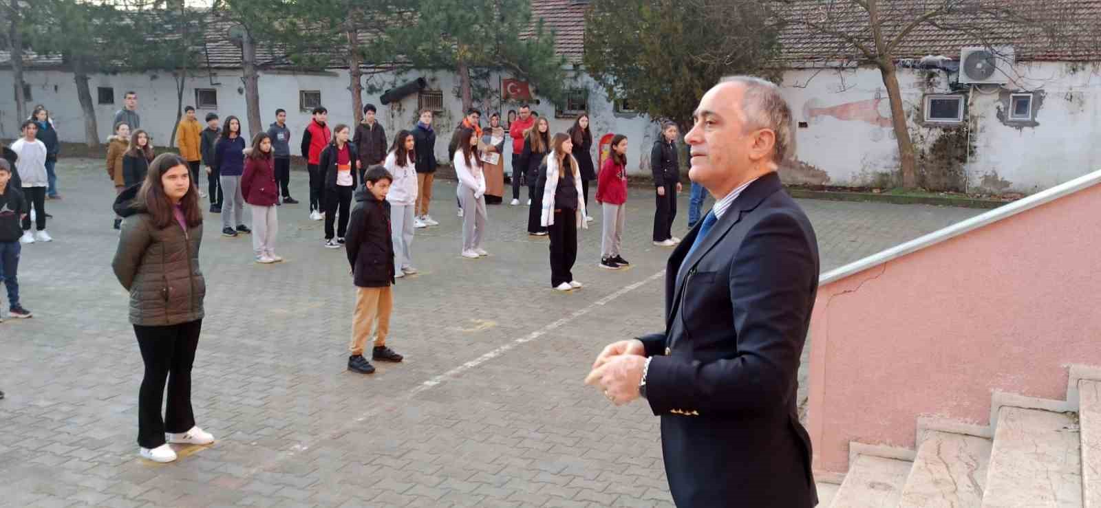 Pehlivank&ouml;y&rsquo;deki okullarda depremde hayatını kaybedenler i&ccedil;in saygı duruşunda bulunuldu
