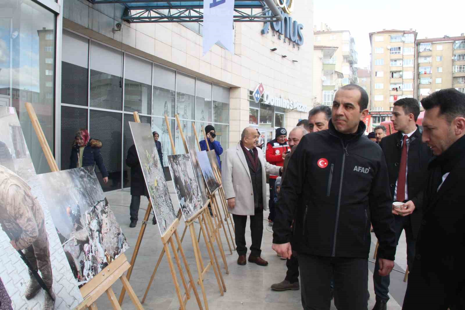 Saatler 13.24’ü gösterdi depremin 1. yıl dönümü fotoğraf sergisiyle anıldı