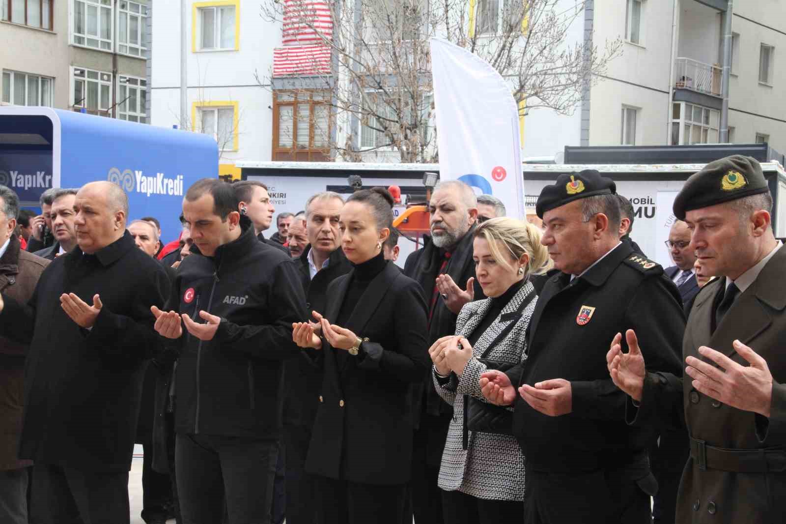 Saatler 13.24’ü gösterdi depremin 1. yıl dönümü fotoğraf sergisiyle anıldı
