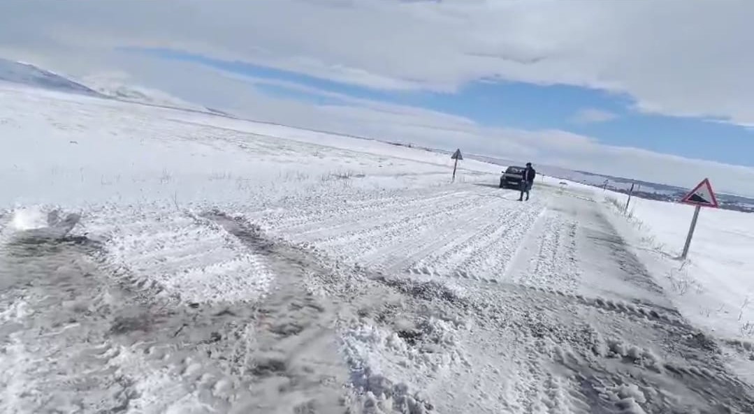 Malazgirt’te ambulans yoldan çıktı
