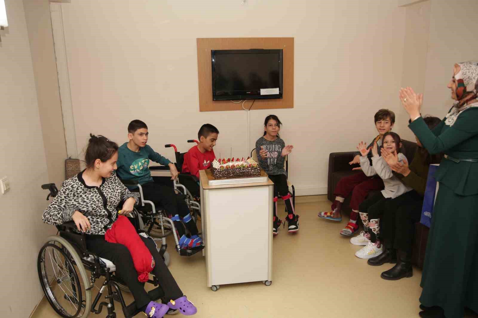 K&uuml;tahya Belediyesinden tedavi g&ouml;ren miniklere s&uuml;rpriz
