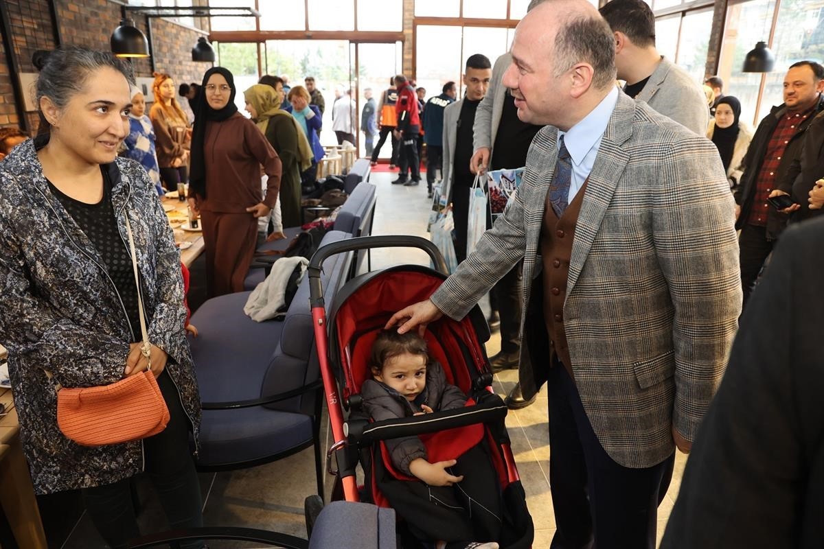 Vali Serdengeçti Giresun’daki depremzede ailelerle buluştu
