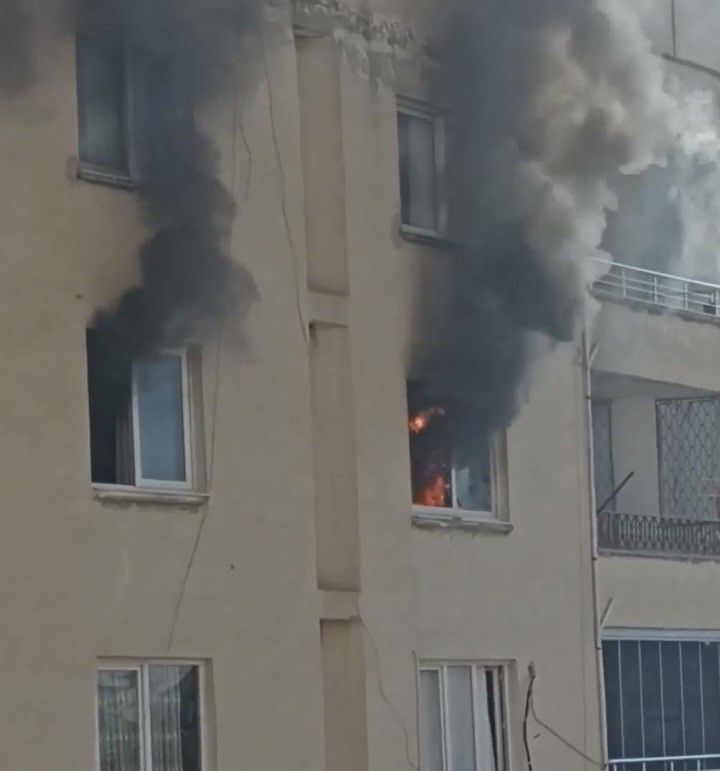 Mersin’de ev alev alev yandı

