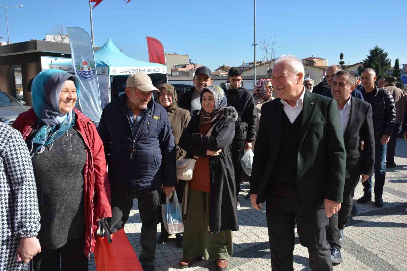 Lapseki Belediyesi Mira&ccedil; Kandilinde vatandaşlara lokma dağıttı
