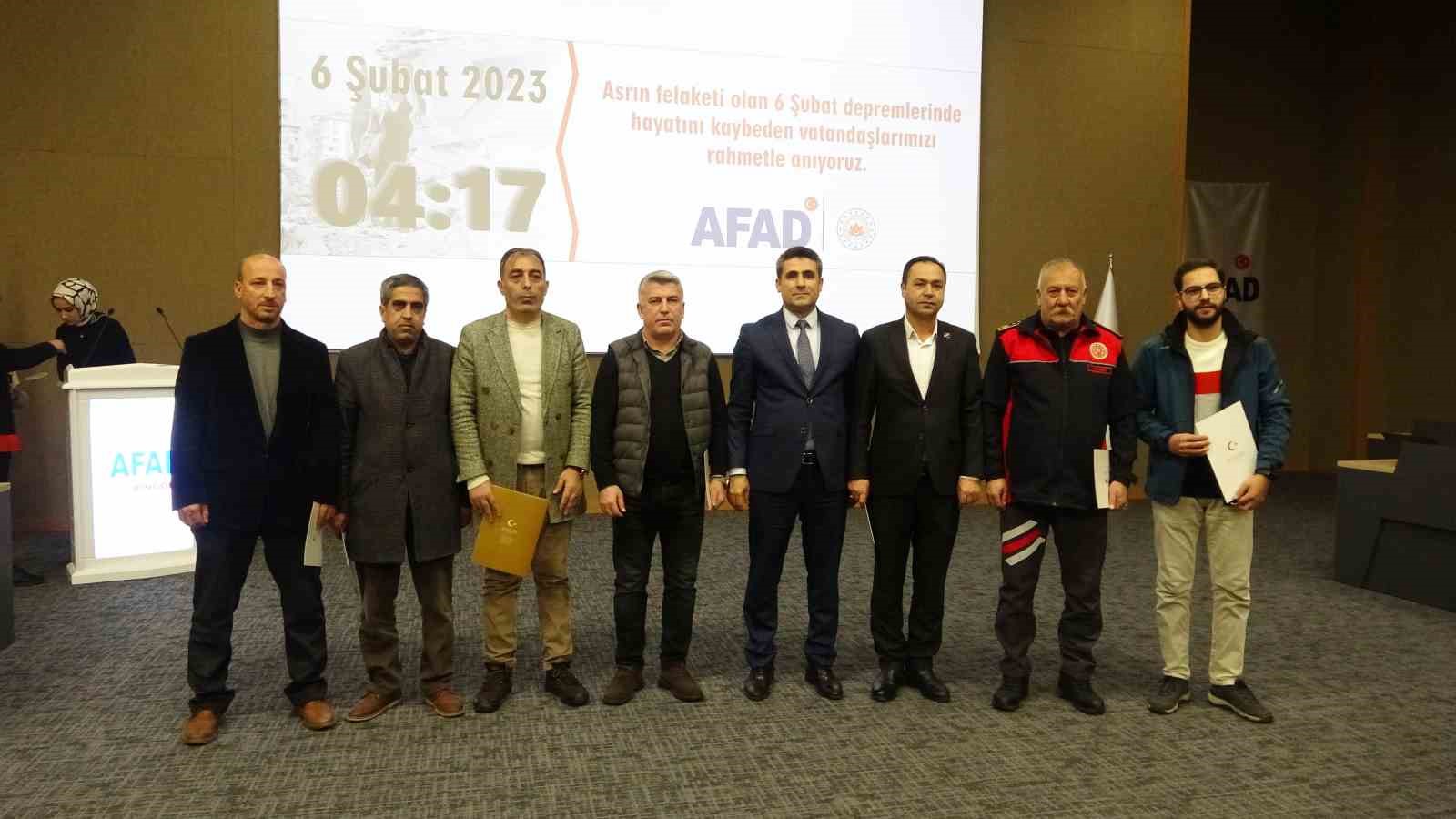 Bing&ouml;l Valisi Usta: &lsquo;&rsquo;Sağlam zeminlere binalarımızı yapacağız, binalarımız yıkıksa, ağır hasarlıysa, &ccedil;&uuml;r&uuml;kse o binaları bir kere boşaltacağız&rdquo;
