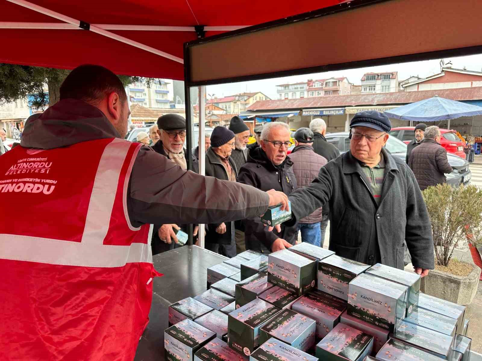 Altınordu&rsquo;da vatandaşlara kandil simidi ikramı
