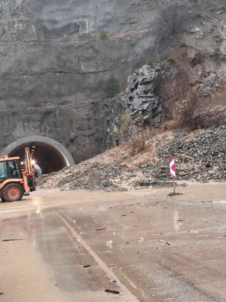 Borçka-Hopa karayolu heyelan nedeniyle ulaşıma kapandı
