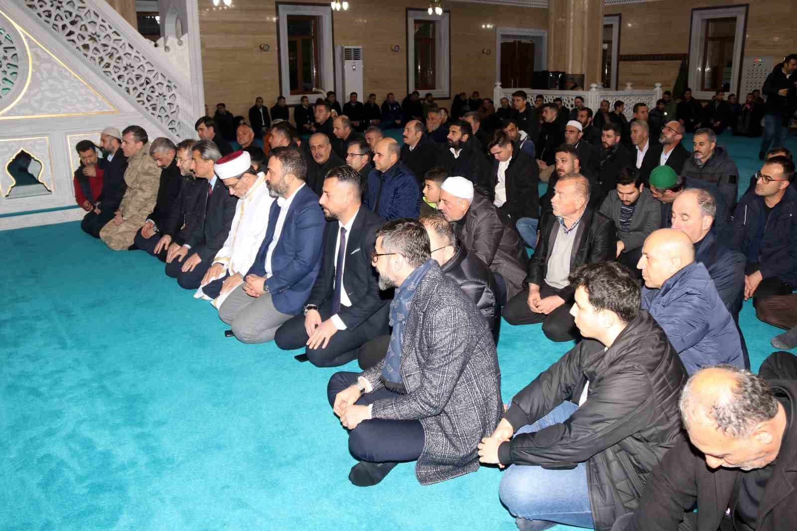 Bitlis’te Miraç Kandilinde depremde hayatını kaybedenler için mevlit okutuldu