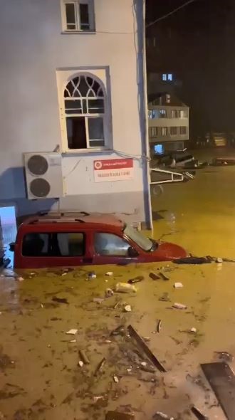 Bor&ccedil;ka&rsquo;da sel hasara neden oldu, cemaat camide mahsur kaldı 